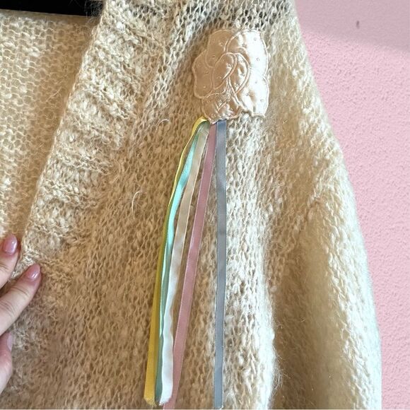 80s vintage cream mohair knit cropped cardigan with appliqué ribbon detail - Picture 3 of 10